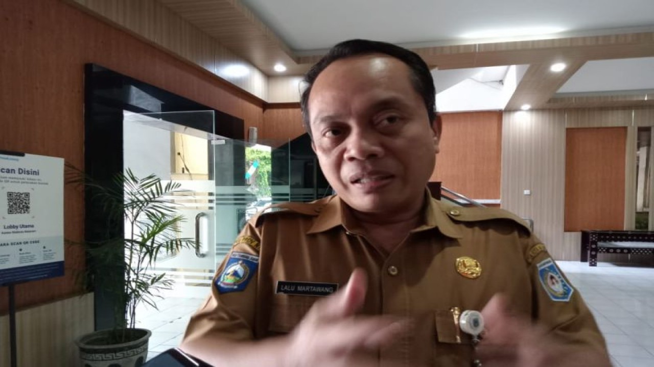 Asisten I Bidang Administrasi Pemerintahan dan Kesejahteraan Rakyat Setda Kota Mataram Lalu Martawang. (ANTARA/Nirkomala)