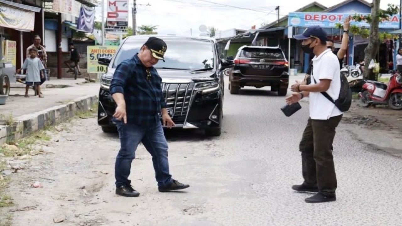 Dokumentasi - Bupati Kotim Halikinnor meninjau sejumlah ruas jalan di Kota Sampit, belum lama ini. (ANTARA/HO-Instagram-Halikin)