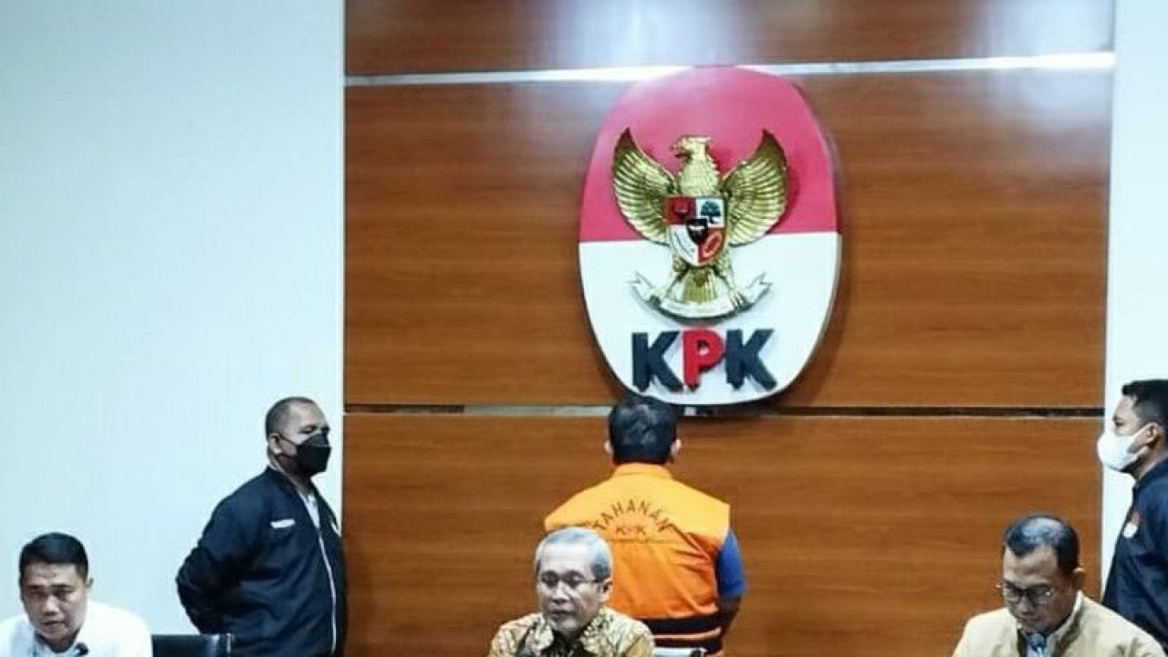 Direktur Penyidikan KPK Asep Guntur Rahayu (kiri), Wakil Ketua KPK Alexander Marwata (tengah), dan Kepala Bagian Pemberitaan KPK Ali Fikri saat jumpa pers di Gedung Merah Putih KPK, Jakarta, Kamis (5/1/2023) terkait pengumuman dan penahanan satu tersangka kasus dugaan suap proyek pembangunan infrastruktur di Provinsi Papua. ANTARA/Benardy Ferdiansyah