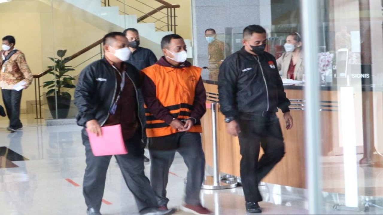 Penyidik Komisi Pemberantasan Korupsi (KPK) menghadirkan tersangka Dodi Martimbang (DM) terkait kasus dugaan korupsi di PT Aneka Tambang (Antam) di Gedung Merah Putih KPK, Jakarta Selatan, Selasa (17/1/2023). ANTARA/Fianda Sjofjan Rassat