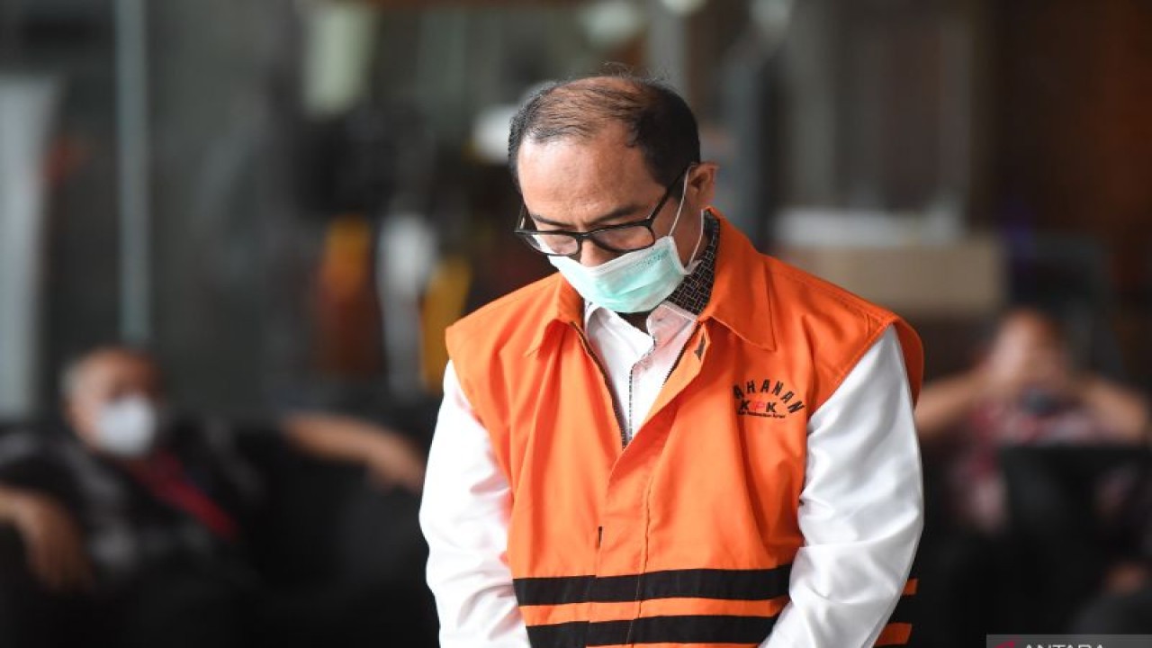 Tersangka kasus dugaan suap penanganan perkara di Mahkamah Agung (MA) Hakim Agung Gazalba Saleh berjalan keluar usai pemeriksaan di gedung KPK, Jakarta, Selasa (13/12/2022). Gazalba Saleh diperiksa terkait kasus dugaan suap pengurusan kasasi tindak pidana pemalsuan akta dengan terdakwa Budiman Gandi Suparman selaku pengurus Koperasi Intidana. ANTARA FOTO/Akbar Nugroho Gumay/aww