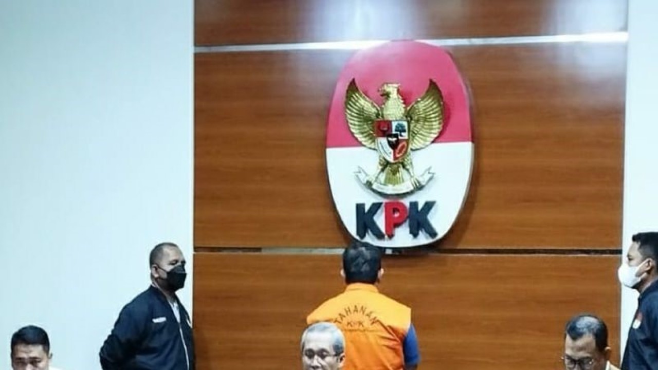 Direktur Penyidikan KPK, Asep Guntur Rahayu (kiri), Wakil Ketua KPK, Alexander Marwata (tengah), dan Kepala Bagian Pemberitaan KPK, Ali Fikri saat jumpa pers di Gedung Merah Putih KPK, Jakarta, Kamis (5/1/2023) terkait pengumuman dan penahanan satu tersangka kasus dugaan suap proyek pembangunan infrastruktur di Provinsi Papua. ANTARA/Benardy Ferdiansyah