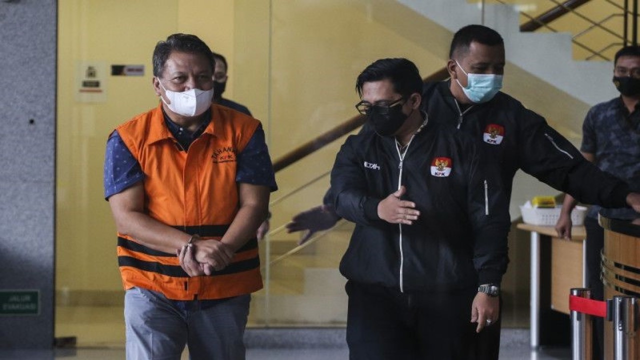 Kepala Subbagian Penerapan Pidana dan HAM Bagian Penerapan Hukum Biro Bankum Divisi Hukum Polri pada Mabes Polri AKBP Bambang Kayun memakai rompi oranye usai menjalani pemeriksaan di Gedung Merah Putih KPK, Jakarta, Selasa (3/1/2023). ANTARA FOTO/Rivan Awal Lingga/foc.