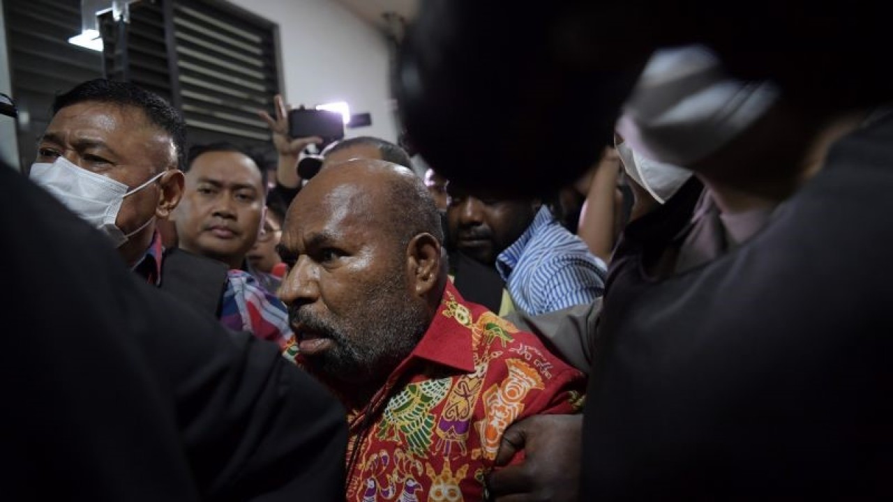 Gubernur Papua Lukas Enembe memasuki ruangan untuk menjalani pemeriksaan kesehatan di Paviliun Kartika, Rumah Sakit Pusat Angkatan Darat (RSPAD) Gatot Subroto, Jakarta, Selasa (10/1/2023). ANTARA FOTO/Indrianto Eko Suwarso/rwa.