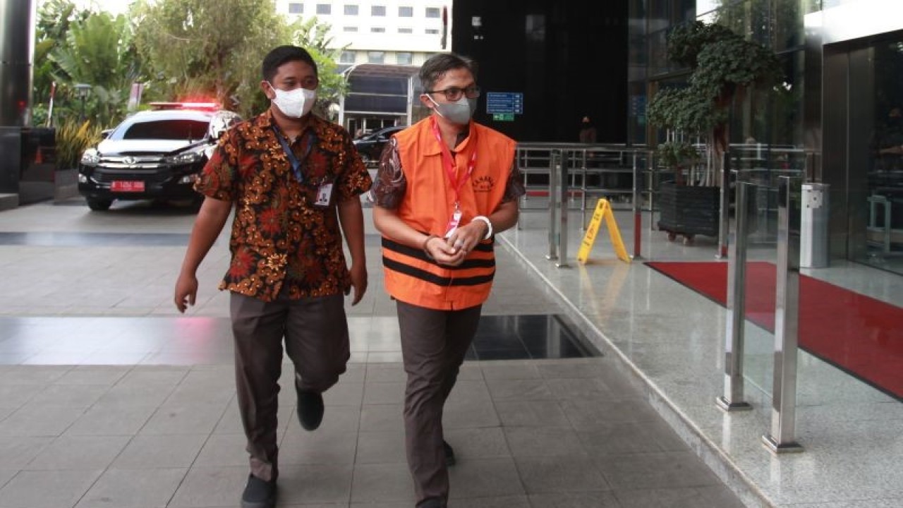 Tersangka Asisten Hakim Agung pada Mahkamah Agung (MA) Prasetyo Nugroho (kanan) tiba untuk menjalani pemeriksaan di Gedung Merah Putih KPK, Jakarta, Selasa (24/1/2023). KPK memeriksa kembali Prasetyo Nugroho terkait perannya dalam kasus dugaan suap mengenai pengurusan perkara di MA yang juga menjerat Hakim Agung Sudrajad Dimyati dan Hakim Agung Gazalba Saleh sebagai tersangka. ANTARA FOTO/Reno Esnir/hp. (ANTARA FOTO/RENO ESNIR)