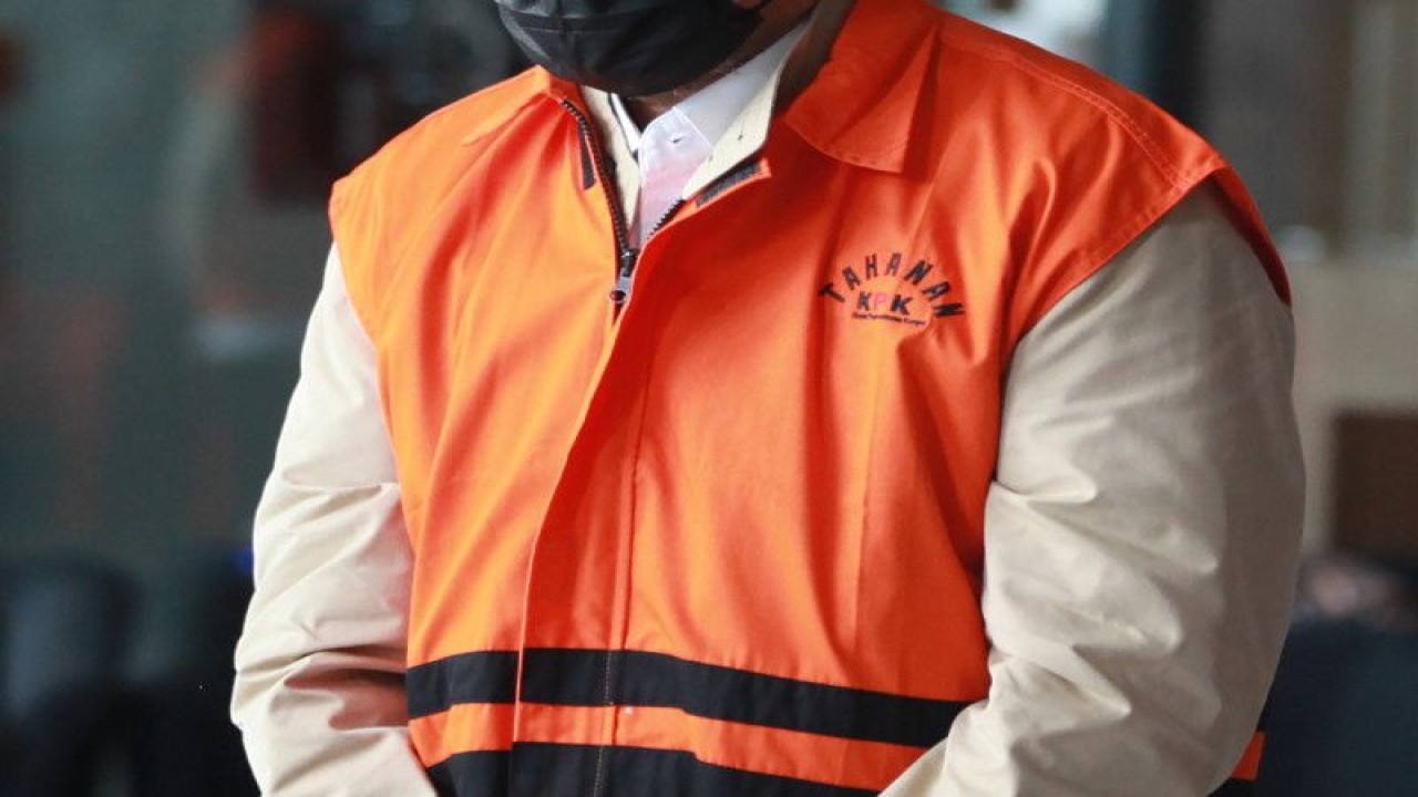 Dokumenetasi - Tersangka Wakil Ketua DPRD Jawa Timur (Jatim) Sahat Tua Simanjuntak (tengah) berjalan menuju mobil tahanan usai menjalani pemeriksaan di Gedung Merah Putih KPK, Jakarta, Rabu (11/1/2023). ANTARA FOTO/Reno Esnir/rwa.