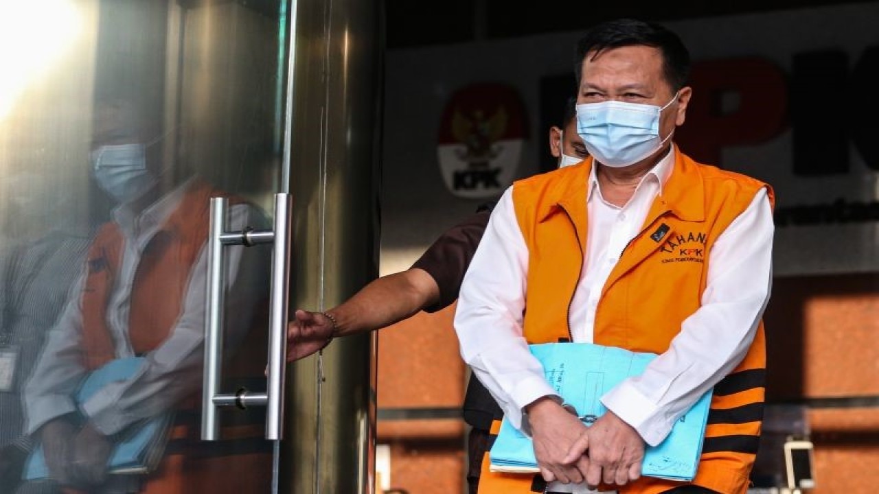 Tersangka mantan Kepala Kantor Wilayah BPN Provinsi Riau M Syahrir berjalan menuju mobil tahanan usai pemeriksaan di Gedung Merah Putih KPK, Jakarta, Selasa (20/12/2022). (ANTARA FOTO/ASPRILLA DWI ADHA)