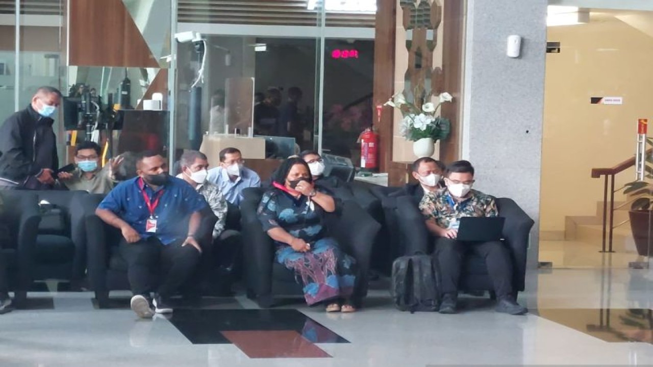 Istri Lukas Enembe, Yulce Wenda (tengah) dan punyanya Astract Bona Timoramo Enembe (kiri) penuhi panggilan KPK untuk diperiksa sebagai saksi dalam kasus dugaan suap dan gratifikasi proyek infrastruktur di Provinsi Papua, Rabu (18/1). ANTARA/Fianda Sjofjan Rassat