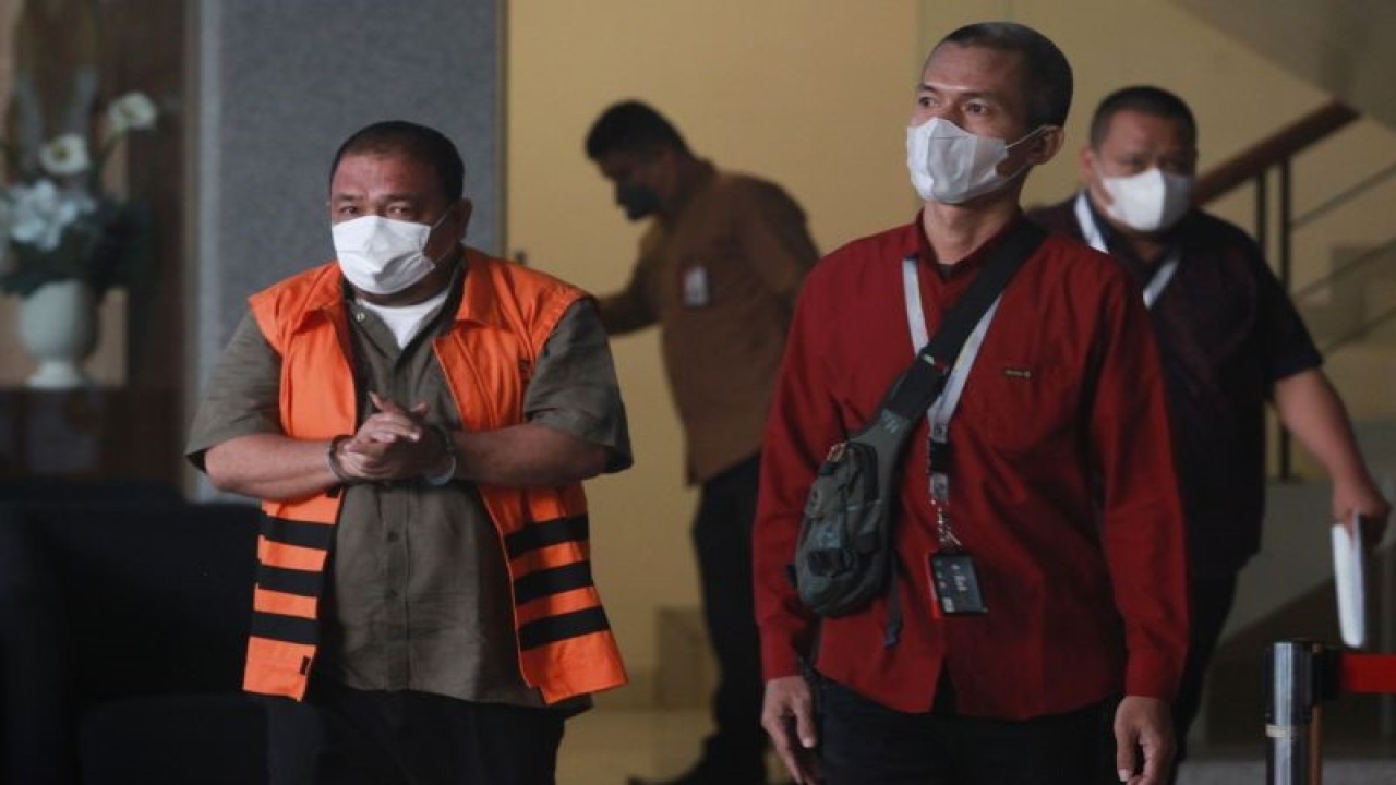 Dokumentasi - Terpidana mantan Bupati Langkat Terbit Rencana Perangin Angin (kiri) berjalan menuju mobil tahanan usai menjalani pemeriksaan di Gedung Merah Putih KPK, Jakarta, Senin (9/1/2023). Terbit Rencana Perangin Angin yang kini menjalani hukuman karena kasus korupsi pada proyek di Dinas Pekerjaan Umum dan Perumahan Rakyat (PUPR) dan Dinas Pendidikan Kabupaten Langkat Tahun 2020 - 2022, kembali menjalani pemeriksaan sebagai tersangka kasus dugaan gratifikasi dan Tindak Pidana Pencucian Uang (TPPU). ANTARA FOTO/Reno Esnir/tom.