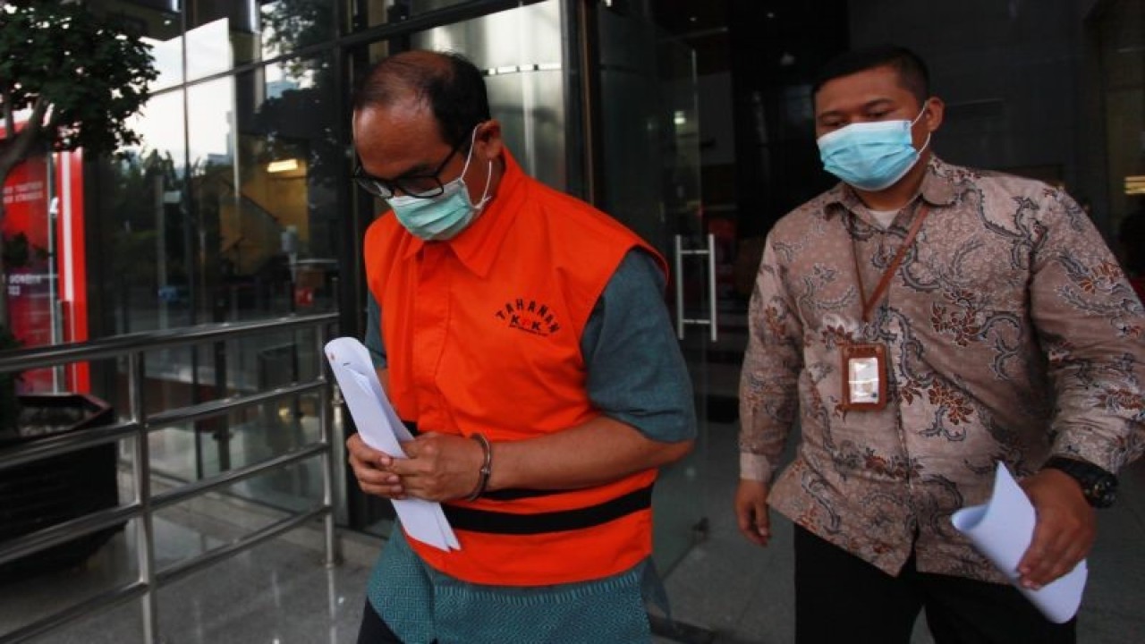 Tersangka kasus dugaan suap penanganan perkara di Mahkamah Agung (MA), Hakim Agung Gazalba Saleh (kiri), berjalan menuju mobil tahanan usai menjalani pemeriksaan di Gedung Merah Putih KPK, Jakarta, Senin (19/12/2022). ANTARA FOTO/Reno Esnir/tom.