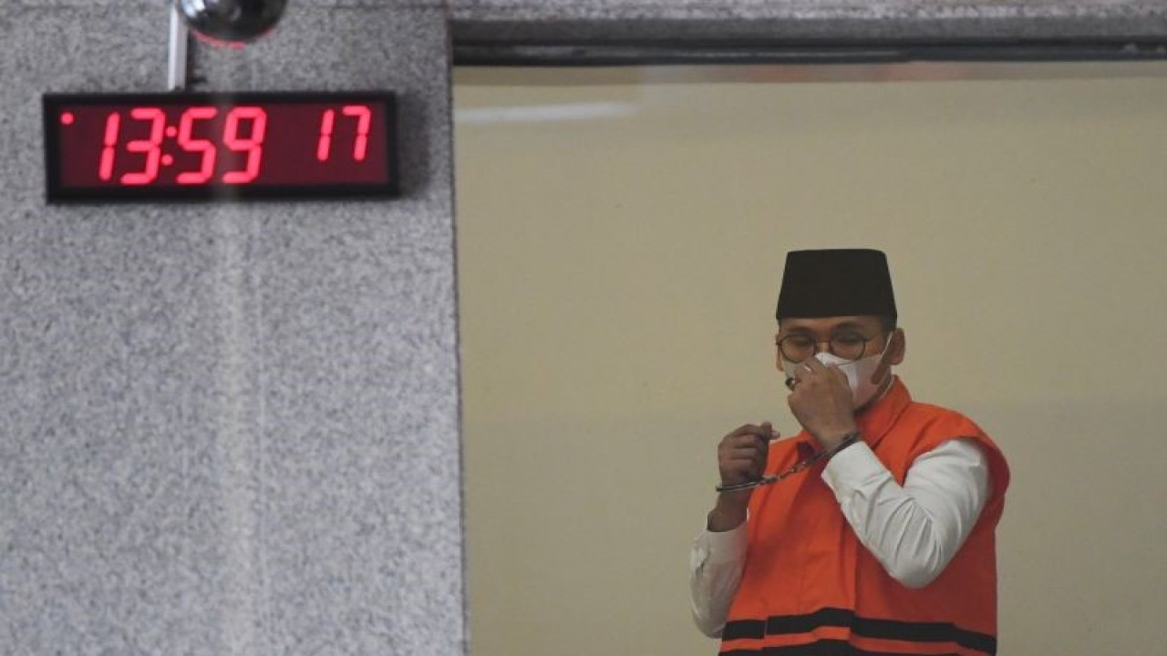 Bupati nonaktif Bangkalan, Jawa Timur, R. Abdul Latif Amin Imron selaku tersangka kasus dugaan suap jual beli jabatan di Pemkab Bangkalan berjalan keluar usai menjalani pemeriksaan di Gedung KPK, Jakarta, Selasa (13/12/2022). (ANTARA FOTO/Akbar Nugroho Gumay/aww)