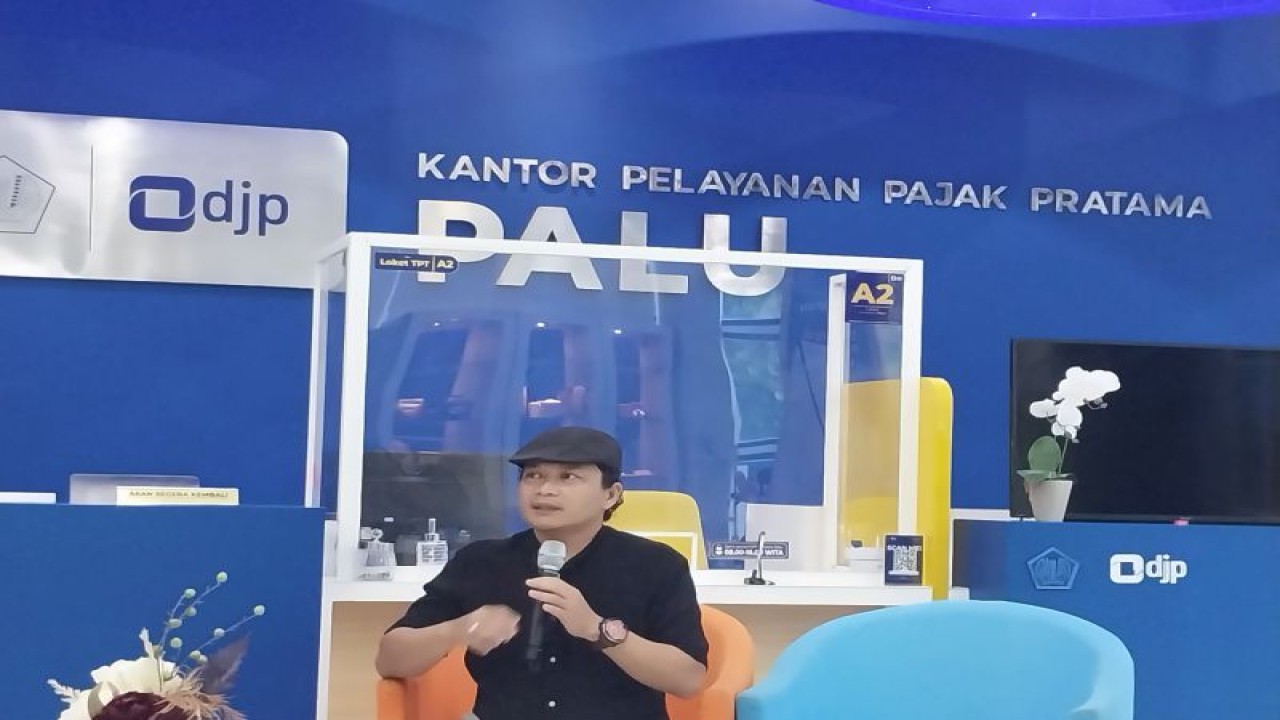 Kepala KPP Pratama Palu Bangun Nur Cahya Kurniawan menyampaikan keterangan dalam kegiatan media gathering berlangsung di Kantor KPP Pratama Palu, Sulawesi Tengah, Kamis (12/1/2022) (ANTARA/Muhammad Hajiji)
