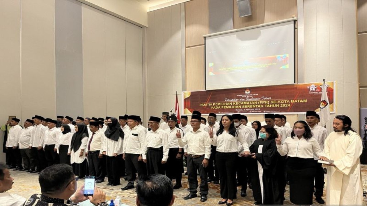 KPU Batam lantik 60 anggota panitia pemilihan kecamatan Pemilu 2024 (ANTARA/Jessica)
