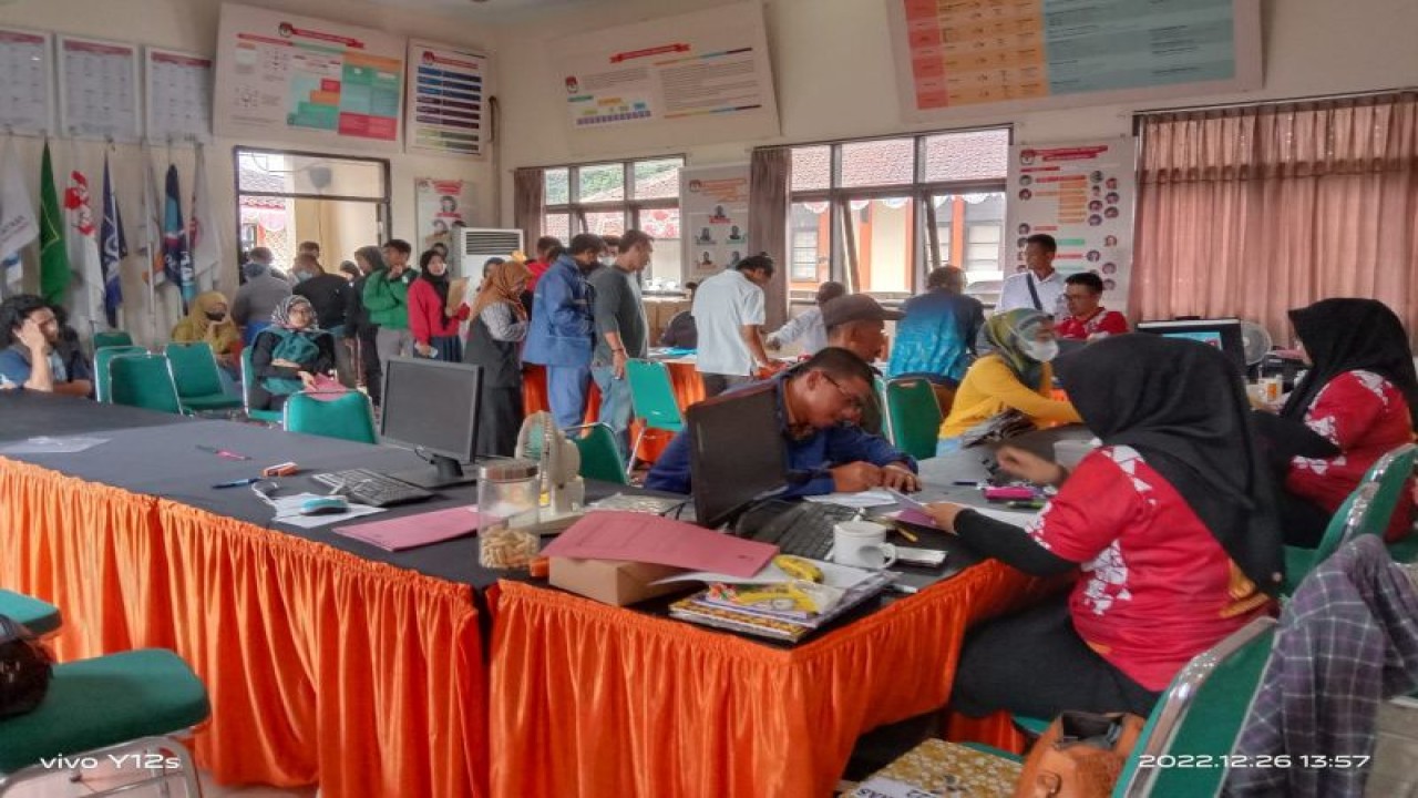 Petugas KPU Garut melakukan pemeriksaan adminsitrasi pelamar Panitia Pemungutan Suara (PPS) di Kabupaten Garut, Jawa Barat. (ANTARA/HO-KPU Garut)