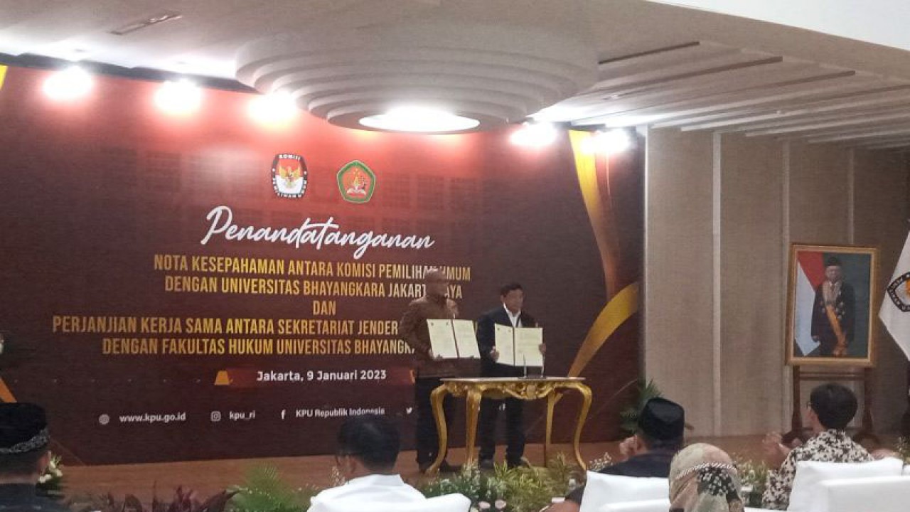 Suasana penandatanganan nota kesepahaman antara KPU RI dan Universitas Bhayangkara Jakarta Raya (Ubhara Jaya) tentang pelaksanaan Tri Dharma Perguruan Tinggi di bidang kepemiluan dan pendidikan demokrasi oleh Ketua KPU RI Hasyim Asy'ari dan Dekan Fakultas Hukum Ubhara Jaya Slamet Pribadi di Kantor KPU RI, Jakarta, Senin (9/1/2023). ANTARA/Tri Meilani Ameliya.