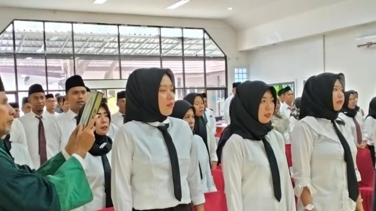 KPU Kabupaten Sigi melantik 75 orang Anggota PPK Pemilu 2024, berlangsung di Kota Palu. (ANTARA/HO-Awal)