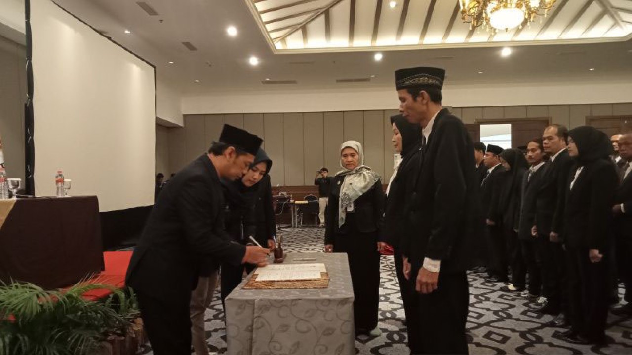 Ketua KPU Bantul Didik Joko Nugroho menandatangani disela pelantikan dan pengambilan sumpah janji terhadap 225 anggota PPS untuk Pemilu 2024 di Kabupaten Bantul, DIY, Selasa (24/1/2023) (ANTARA/Hery Sidik)