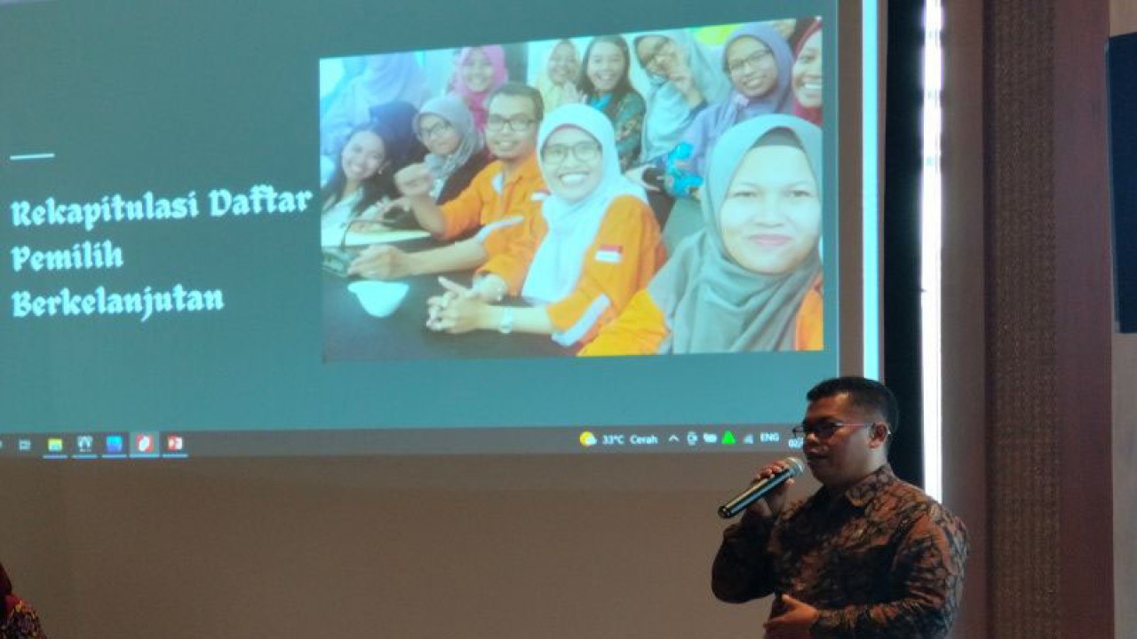 Anggota KPU Kulon Progo Yayan Mulyana. (ANTARA/Sutarmi)