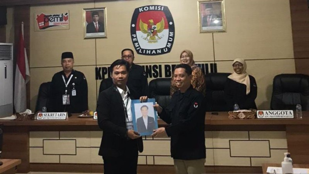 Ketua KPU Provinsi Bengkulu saat menerima berkas dukungan dari Balon DPD RI Def Tri Hardianto . ANTARA/Anggi Mayasari