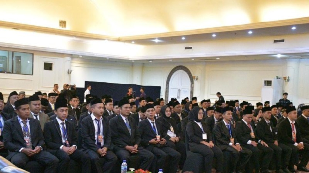 Komisi Pemilihan Umum (KPU) Cianjur, Jawa Barat, melantiik 160 orang Panitia Pemilihan Kecamatan (PPK) bertempat di Hotel Yasmin, Cipanas, Rabu (4/1/2023). (ANTARA/Ahmad Fikri)