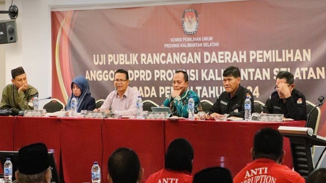 KPU Kalsel melakukan uji publik di Banjarmasin untuk pengusulan perubahan dapil Pemilu 2024. (ANTARA/Firman)