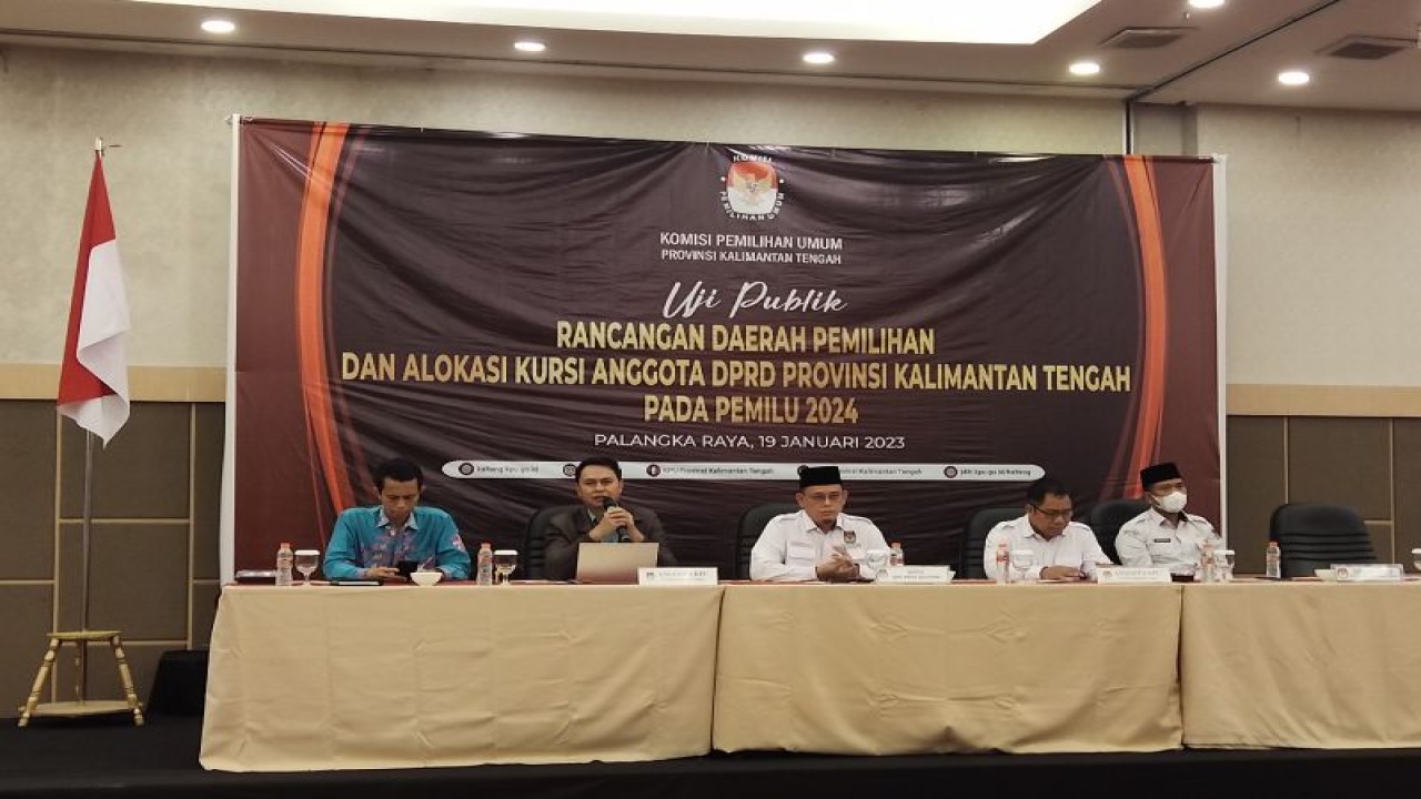 Ketua KPU Kalteng Harmain Ibrohim (tengah) saat uji publik penataan dapil dan alokasi kursi DPRD Kalteng pada Pemilu 2024 di Palangka Raya, Kamis (19/1/2023). ANTARA/Rendhik Andika