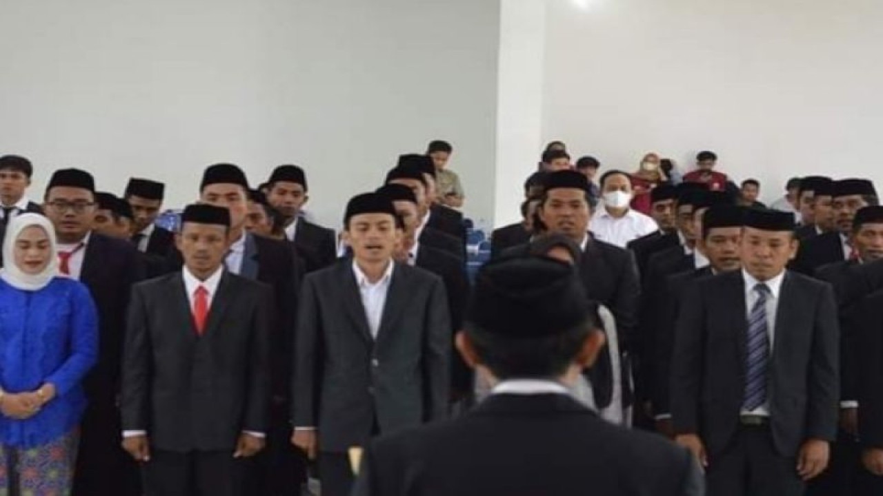KPU Kabupaten Mamuju melantik sebanyak 55 orang anggota PPK tingkat Kecamatan untuk bertugas pada 11 Kecamatan Di Mamuju, Rabu (04/01/2022). ANTARA/M Faisal Hanapi