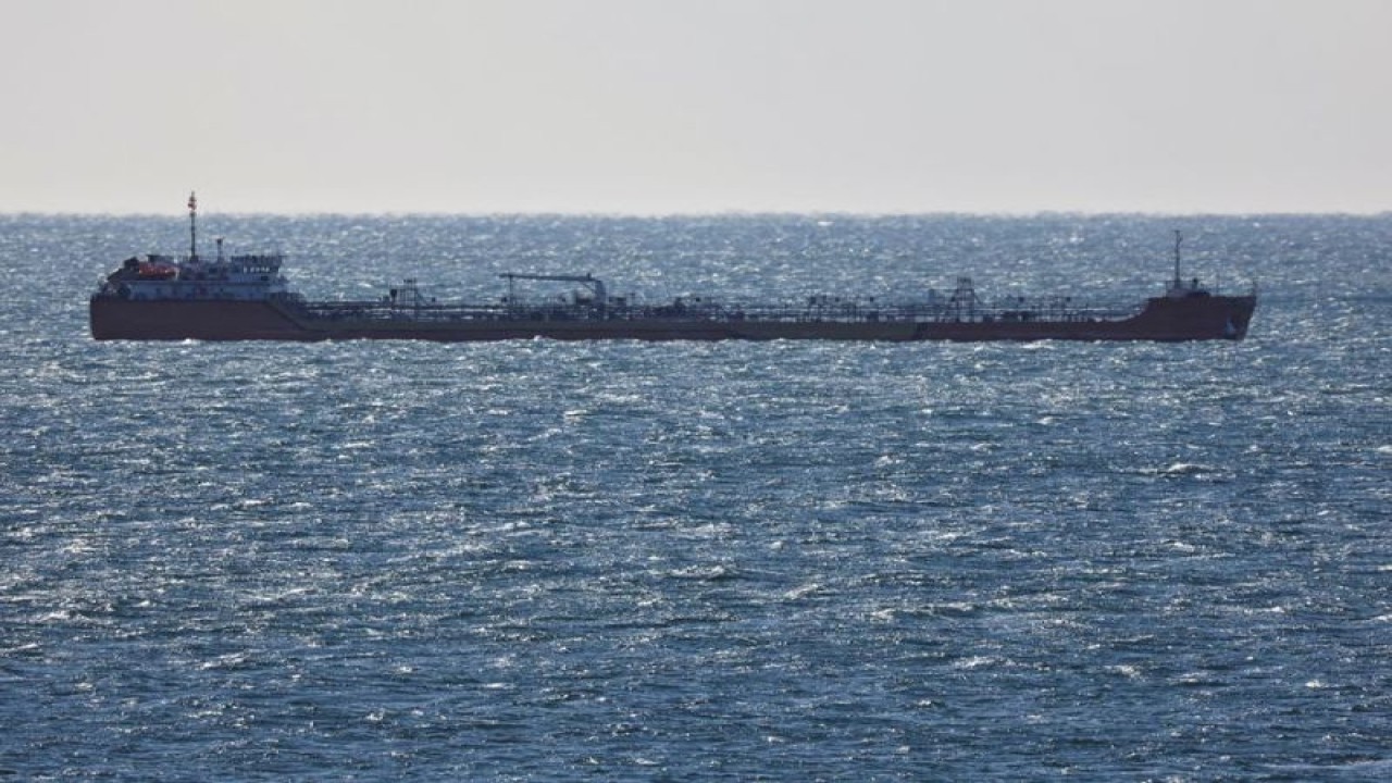 Foto Dokumen: Sebuah kapal tanker minyak mentah berlayar di Teluk Nakhodka dekat kota pelabuhan Nakhodka, Rusia, 4 Desember 2022. ANTARA/REUTERS/Tatiana Meel