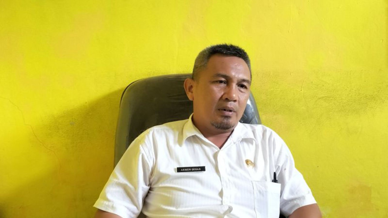 Kepala Dinas Perikanan Kabupaten Pesisir Barat Armen Qodar saat diwawancarai di Krui, Kamis (19/1/2023). (ANTARA/Riadi Gunawan)
