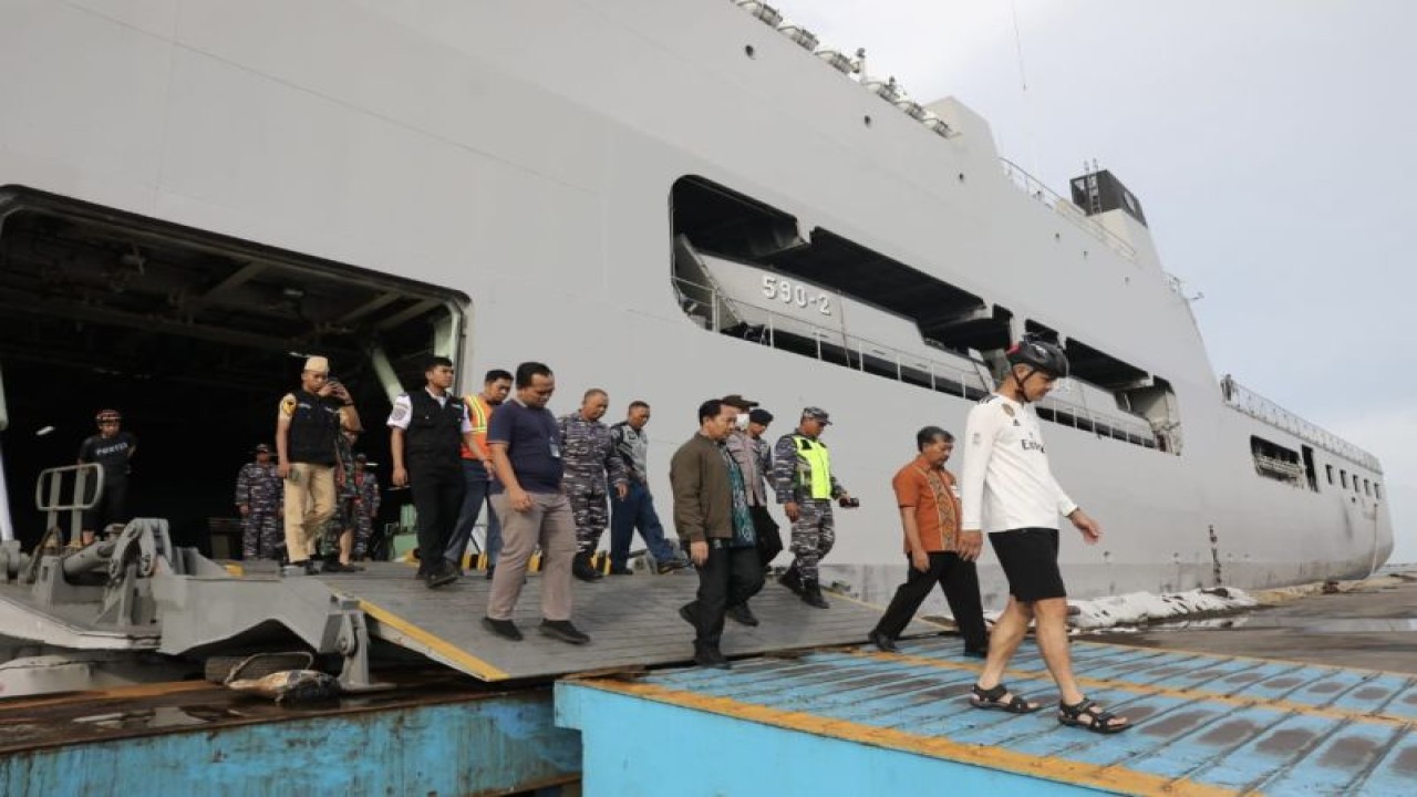 Gubernur Jawa Tengah Ganjar Pranowo meninjau KRI Makassar-509 yang akan mengangkut pasokan BBM dan bantuan logistik ke Kepulauan Karimunjawa, di Semarang, Rabu (4/1/2023). ANTARA/HO-Humas Pemprov Jateng