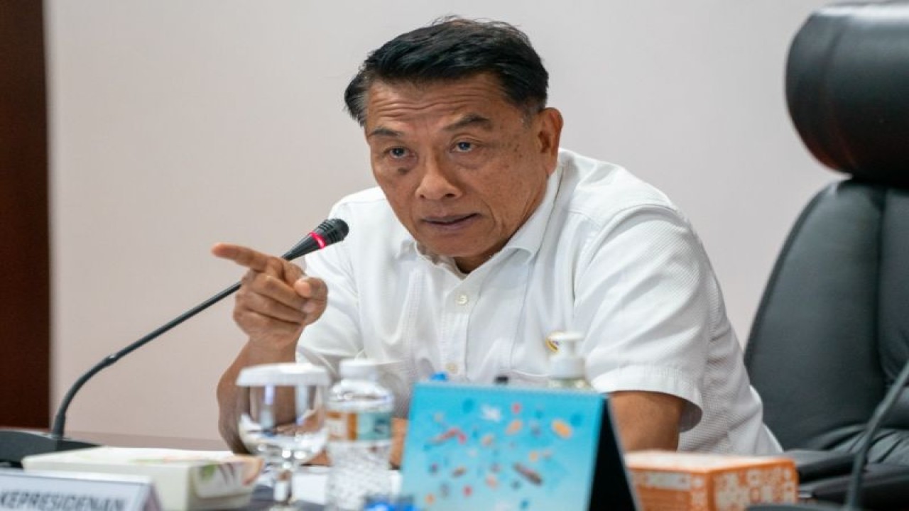 Kepala Staf Kepresidenan Moeldoko memimpin rapat koordinasi bersama BP2MI, Kemenko PMK, Kemenaker, dan Kemlu di Gedung Bina Graha, Jakarta, Kamis (5/1/2023). (ANTARA/HO-KSP)