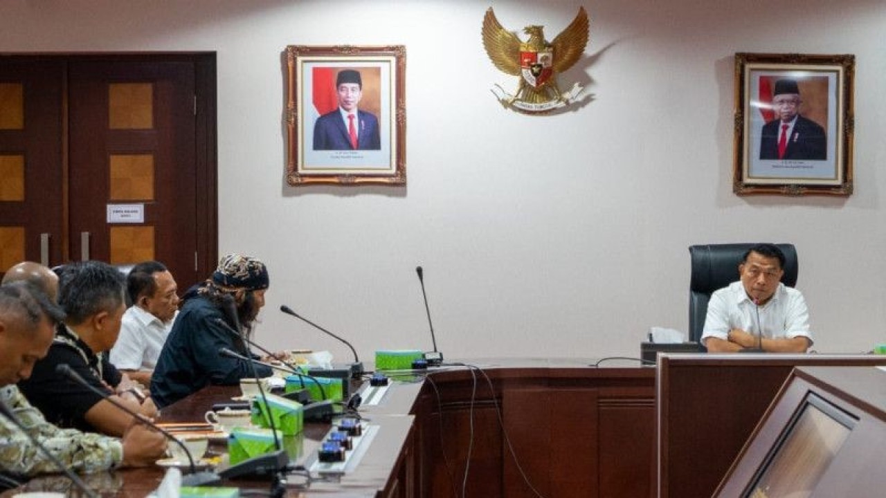 Kepala Staf Kepresidenan Moeldoko menerima kedatangan sejumlah tokoh suporter klub sepak bola Arema (Aremania) di Gedung Bina Graha Jakarta, Kamis (5/1/2023). ANTARA/HO-Kantor Staf Presiden
