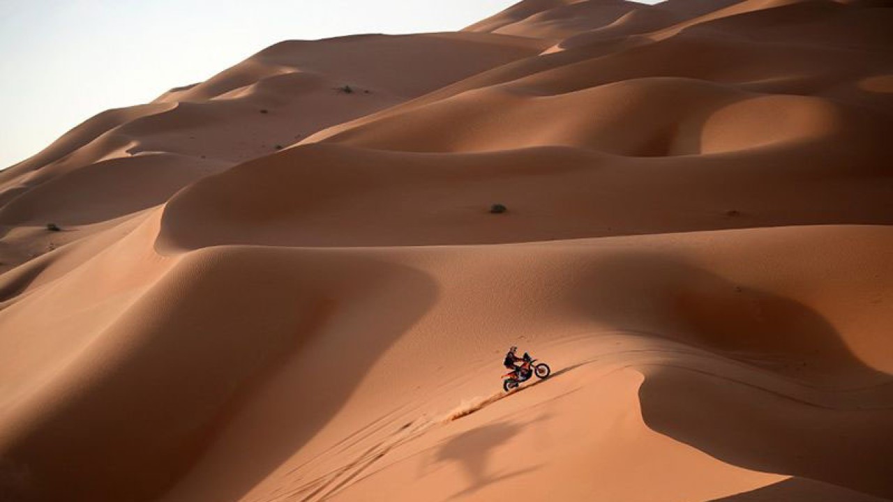 Pebalap tim KTM Toby Price menjalani etape 12 Reli Dakar yang melintasi rute Empty Quarter ke Shaybah, Arab Saudi, Jumat (13/1/2023). ANTARA/AFP/Franck Fife/aa. (AFP/FRANCK FIFE)
