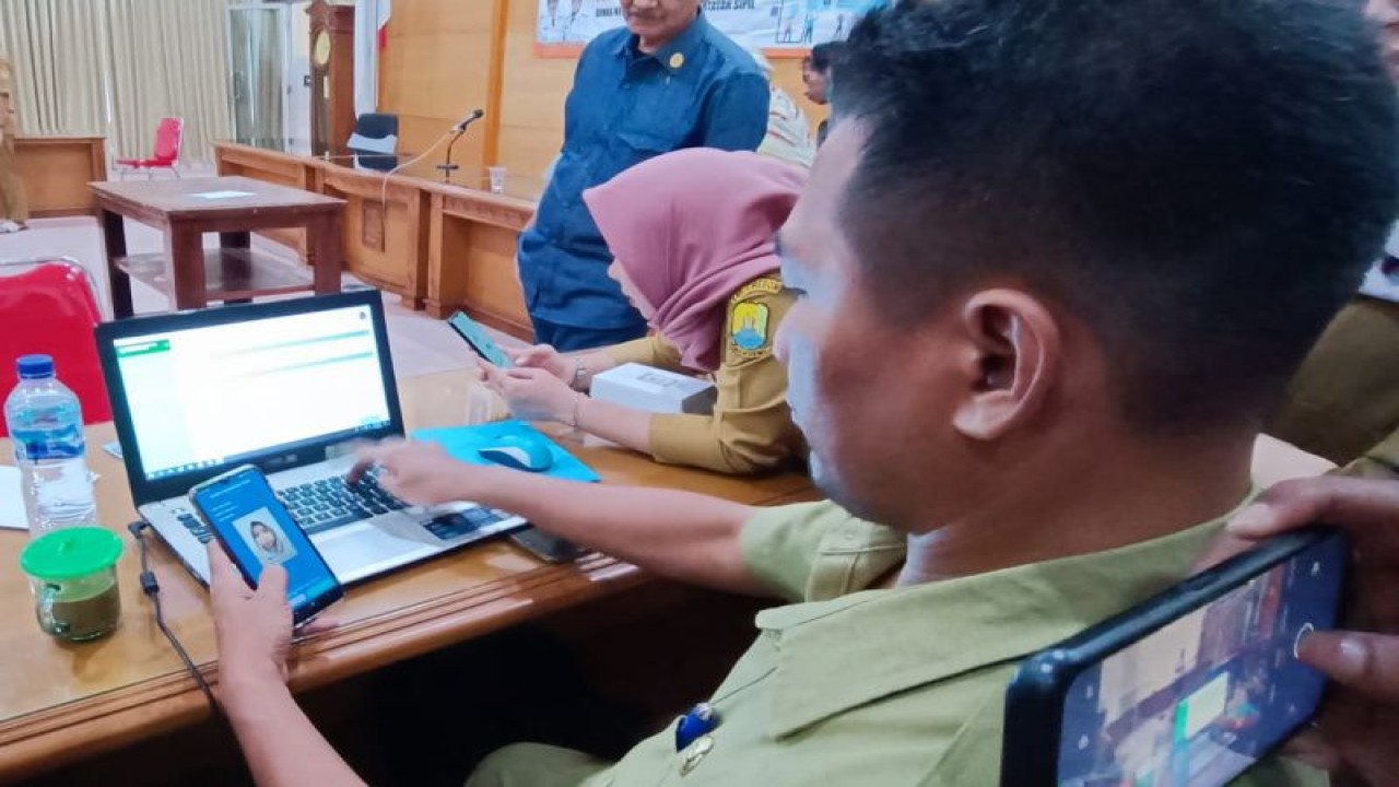 Aktivasi KTP digital di lingkungan Pemkab Cirebon, Jawa Barat. (ANTARA/Ho-Humas)