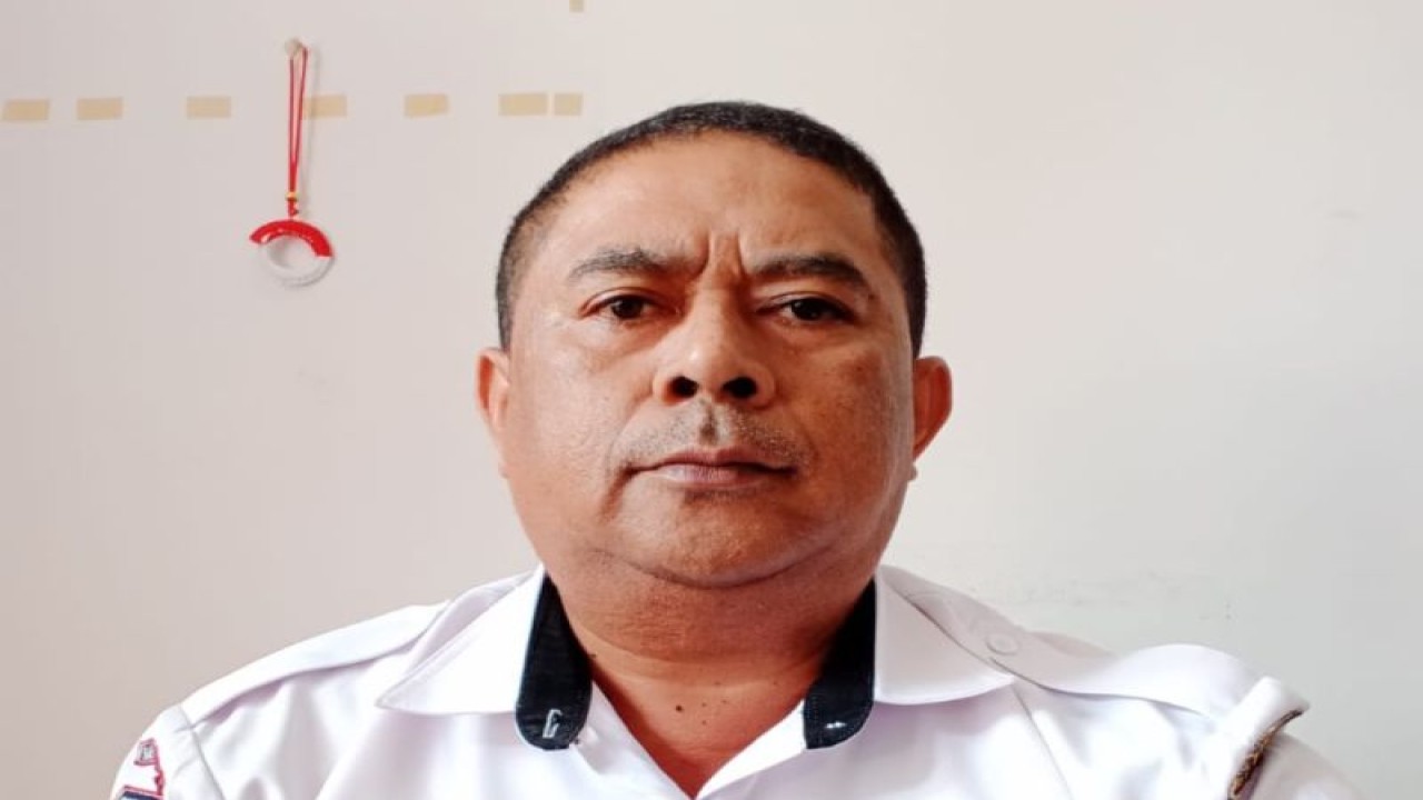 Sekretaris Dinas Pendidikan dan Kebudayaan KKT, Zakarias Lessy, di ruang kerjanya. (ANTARA/Dokumen pribadi)