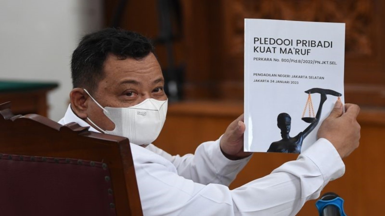 Terdakwa kasus dugaan pembunuhan berencana Brigadir Yosua, Kuat Ma'ruf, menunjukkan nota pembelaan atau pledoi saat sidang lanjutan di PN Jakarta Selatan, Jakarta, Selasa (24/1/2023). (ANTARA FOTO/Akbar Nugroho Gumay/hp)