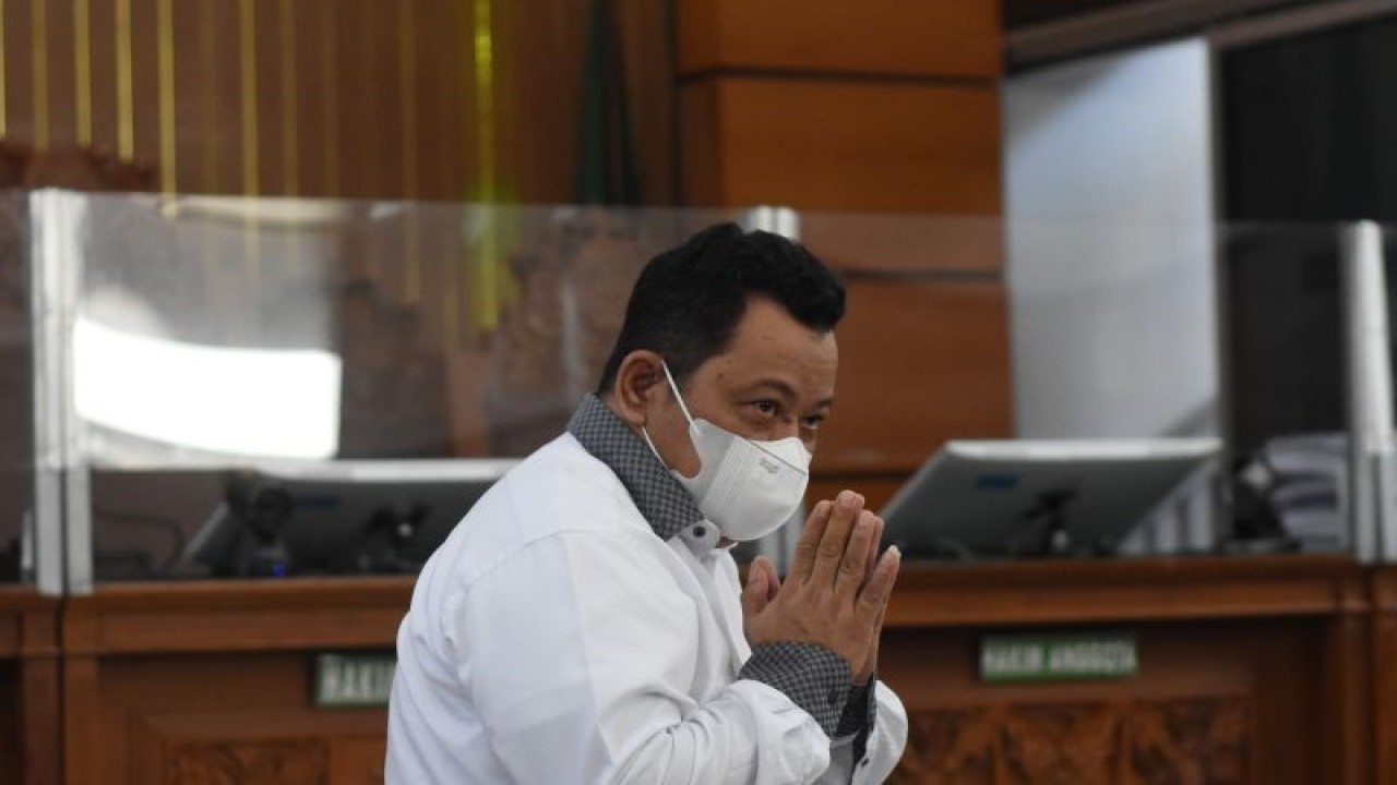 Terdakwa Kuat Maruf memberi salam saat mengikuti sidang lanjutan kasus pembunuhan berencana terhadap Brigadir Nopriansyah Yosua Hutabarat di Pengadilan Negeri Jakarta Selatan, Jakarta, Senin (9/1/2023). ANTARA FOTO/Indrianto Eko Suwarso/hp.