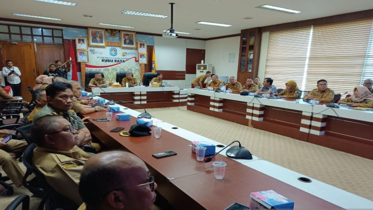 Bupati Kubu Raya Muda Mahendrawan didampingi Sekda Kubu Raya Yusran Anizam dan Kepala Bappeda Kubu Raya Amini Maros memimpin rapat evaluasi kinerja SKPD di ruang rapat bupati Kubu Raya, Senin (2/1/2023). ANTARA/Rendra Oxtora
