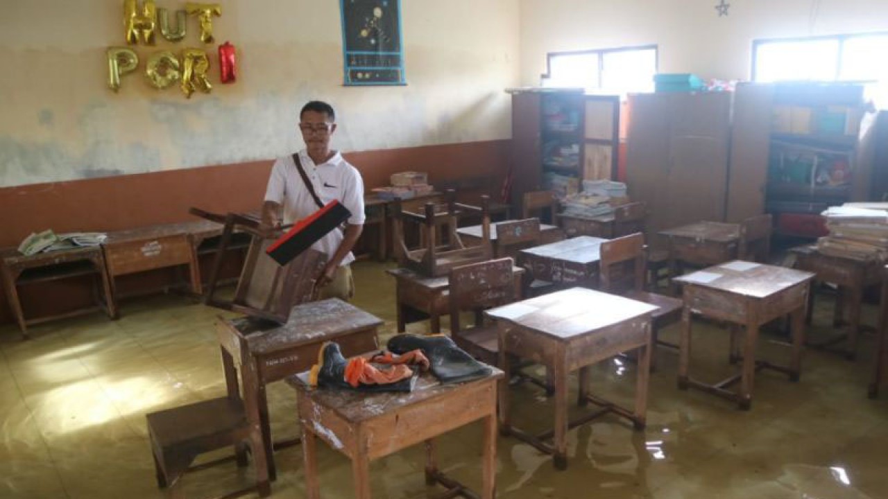 Kondisi ruang kelas di SD Negeri 3 Jati Wetan, Kecamatan Jati, Kabupaten Kudus, Jawa Tengah, Senin (2/1/2023). (ANTARA/Akhmad Nazaruddin Lathif)