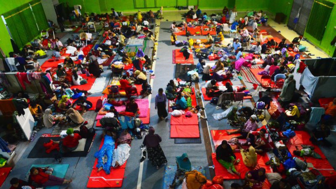Warga terdampak banjir mengungsi di Balai Desa Jati Wetan, Kabupaten Kudus, Provinsi Jawa Tengah, Minggu (1/1/2023). (ANTARA FOTO/YUSUF NUGROHO)