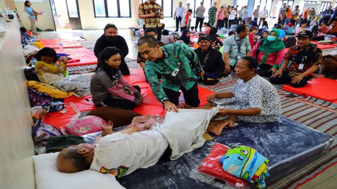 Bupati Kudus Hartopo saat mengunjungi pengungsi di tempat pengungsian di Kudus, Jawa Tengah, Selasa (3/1/2023). (ANTARA/HO-Hms Pemkab Kds.)