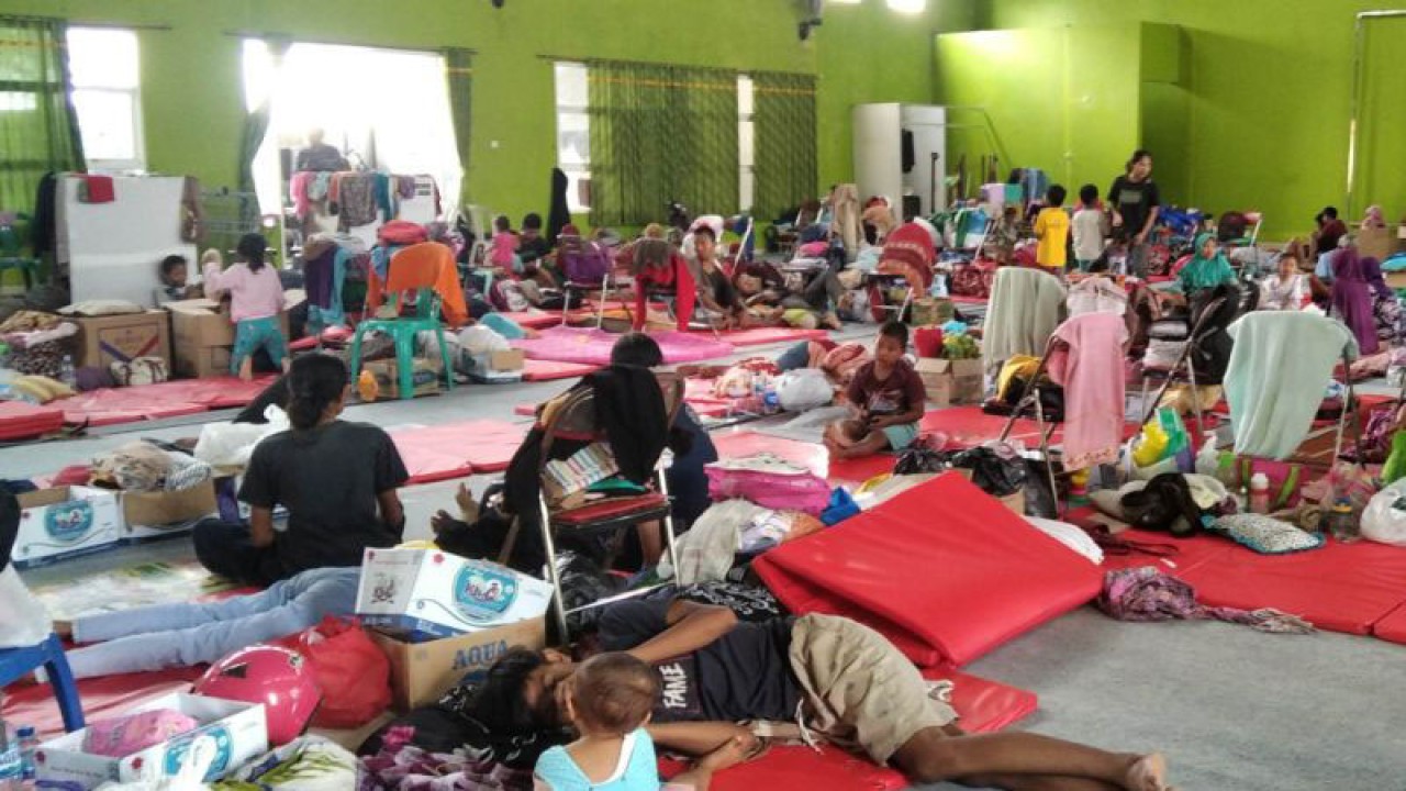 Pengungsi di Balai Desa Jati Wetan, Kecamatan Jati, Kabupaten Kudus, Jawa Tengah. (ANTARA/Akhmad Nazaruddin Lathif)