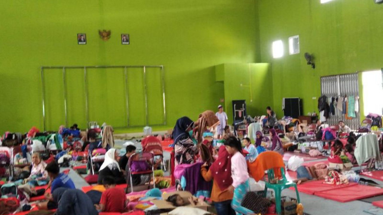 Sejumlah pengungsi di Posko Pengungsian Balai Desa Jati Wetan, Kecamatan Jati, Kabupaten Kudus, Jawa Tengah. (ANTARA/Akhmad Nazaruddin Lathif)