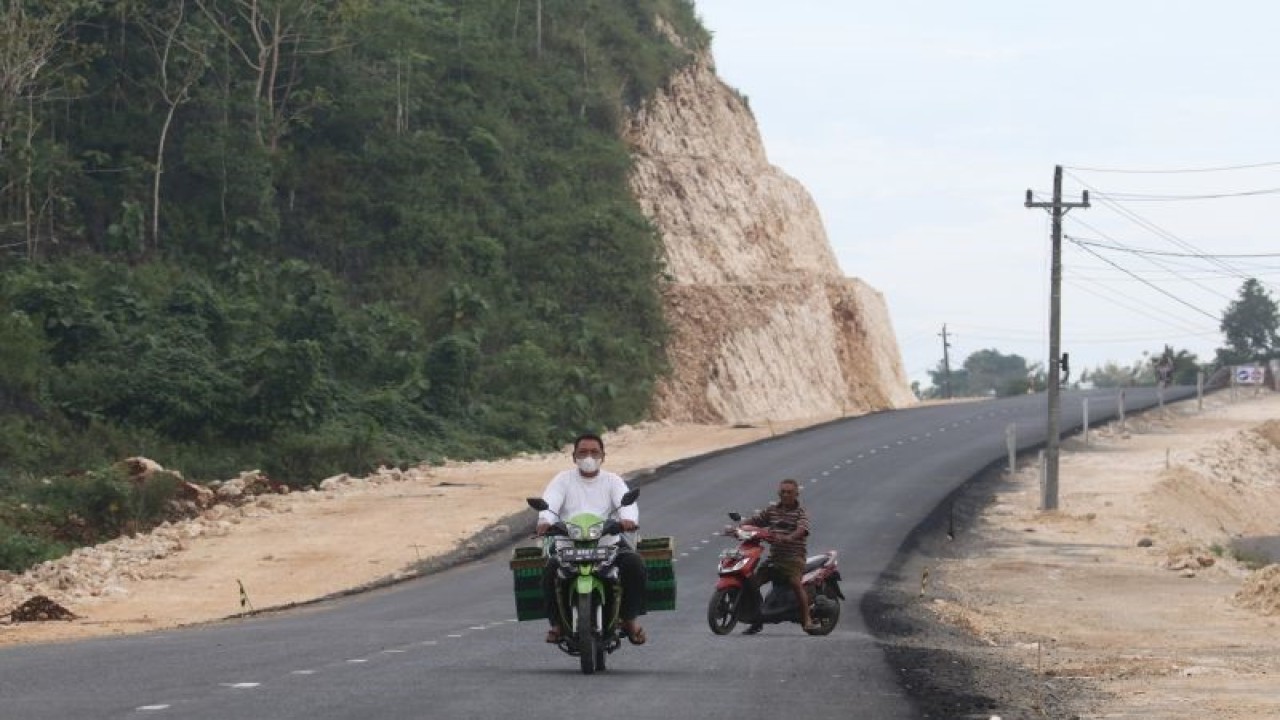 Ilustrasi - Pengendara sepeda motor melintas di Jalur Jalan Lintas Selatan (JJLS) di Tepus, Gunung Kidul, DI Yogyakarta, Kamis (28/4/2022). JJLS di Gunung Kidul ditargetkan sepenuhnya tersambung pada tahun 2024. ANTARA FOTO/Prasetia Fauzani/tom.