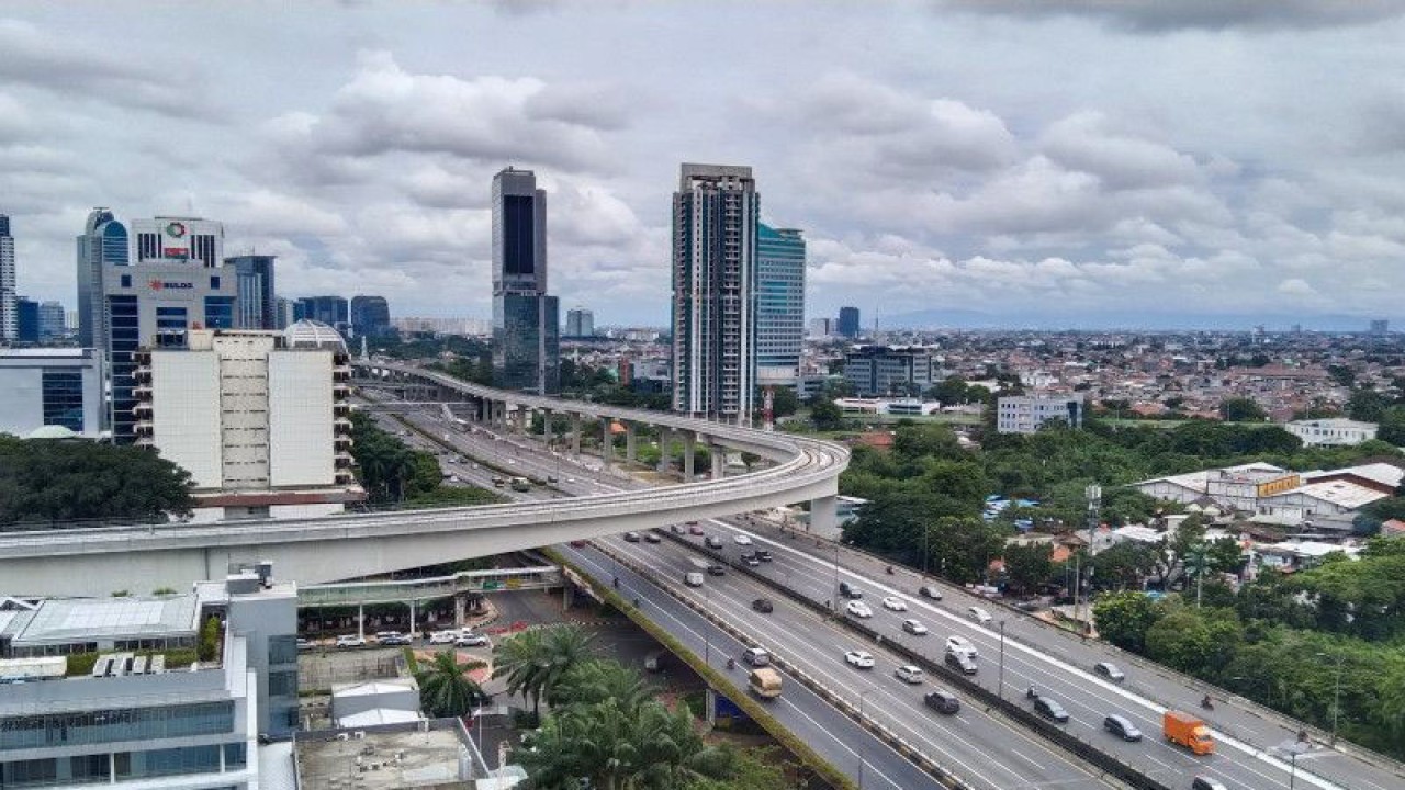 Sejumlah kendaraan melintas di salah satu ruas jalan di kawasan Kuningan, Jakarta Selatan, Jumat (19-11-2021). ANTARA/Dewa Ketut Sudiarta Wiguna