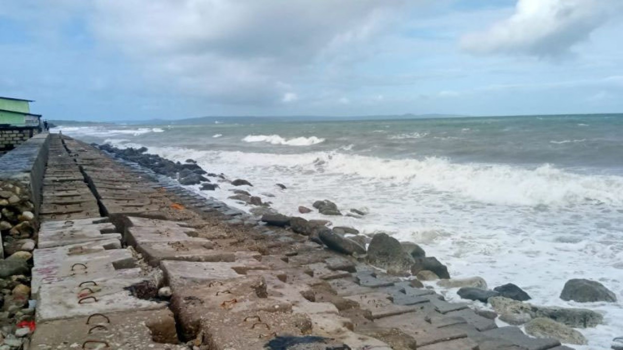 Gelombang tinggi yang terjadi di perairan Kupang Provinsi Nusa Tenggara Timur merupakan dampak dari terjadinya hujan dan angin kencang yang melanda daerah itu. (ANTARA/Benny Jahang)