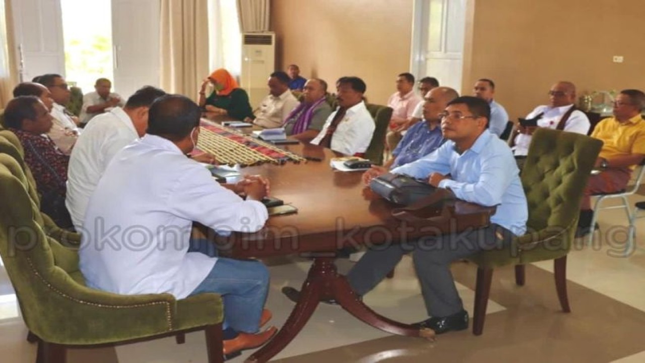 Penjabat Wali Kota Kupang George Melkianus Hadjoh (ketiga dari kanan) melakukan pertemuan bersama para rektor di Kota Kupang guna membahas kerja sama terkait pembangunan di Kota Kupang. (ANTARA/HO-Prokompim Setda Kota Kupang)