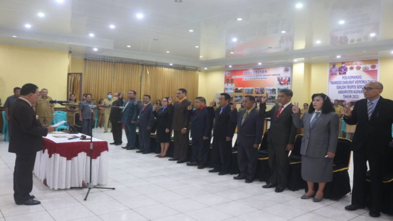 Bupati Kupang Provinsi Nusa Tenggara Timur Korinus Masneno (kiri) melantik 10 pejabat pimpinan tinggi pratama lingkup Pemerintah Kabupaten Kupang, Selasa. (ANTARA/HO-Prokompim setda Kabupaten Kupang)