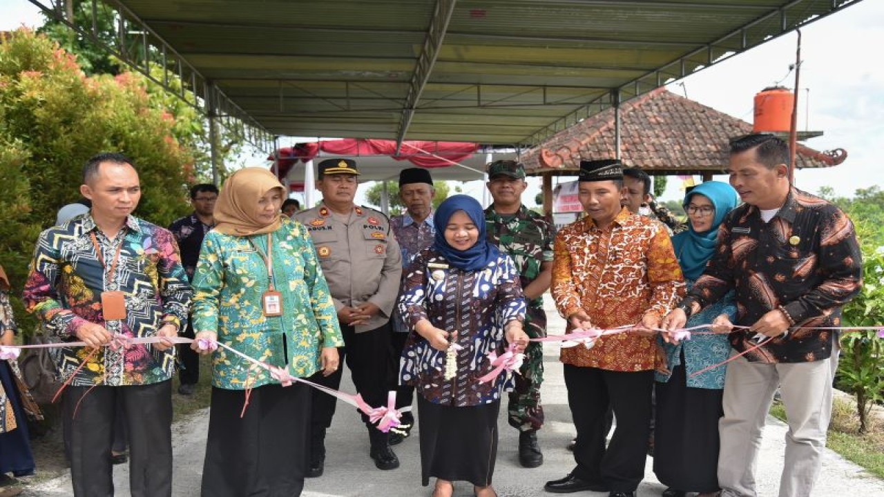Bupati Sleman Kustini Sri Purnomo meresmikan hasil kegiatan padat karya di Dusun Kragilan, Sidoluhur, Godean, Selasa (10/1/2023). ANTARA/HO-Bagian Prokopim Setda Sleman