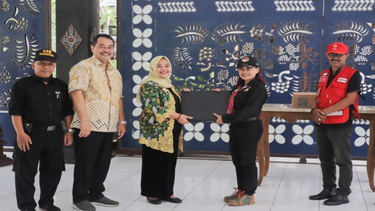 Bupati Sleman Kustini Sri Purnomo didampingi Kepala Diskominfo Sleman Eka Suryo Prihantoro menyerahkan bantuan fasilitasi radio komunikasi kepada lima radio komunitas di Sleman, Kamis (19/1/2023). ANTARA/HO-Bagian Prokopim Setda Sleman